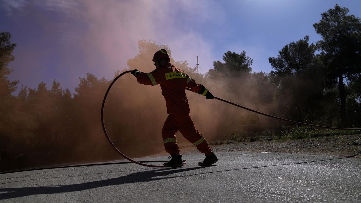 Hasiči dostali pod kontrolu lesní požár na Krétě